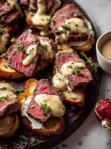Beef Tenderloin Crostini with Parmesan Wine Cream Sauce Recipe