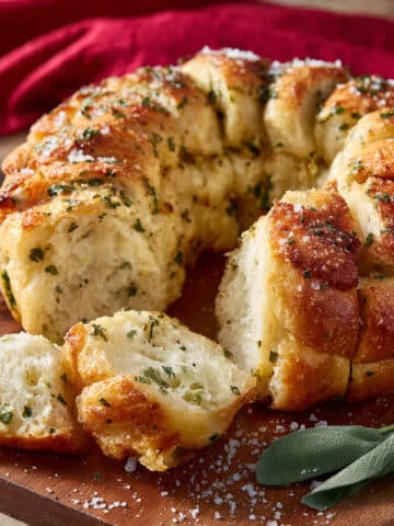 Pull-Apart Garlic Butter Bread Wreath Recipe
