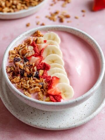 Greek Yogurt Strawberry Banana Smoothie Bowl (High Protein!) Recipe