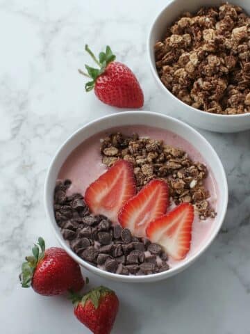 Chocolate Covered Strawberry Smoothie Bowl Recipe